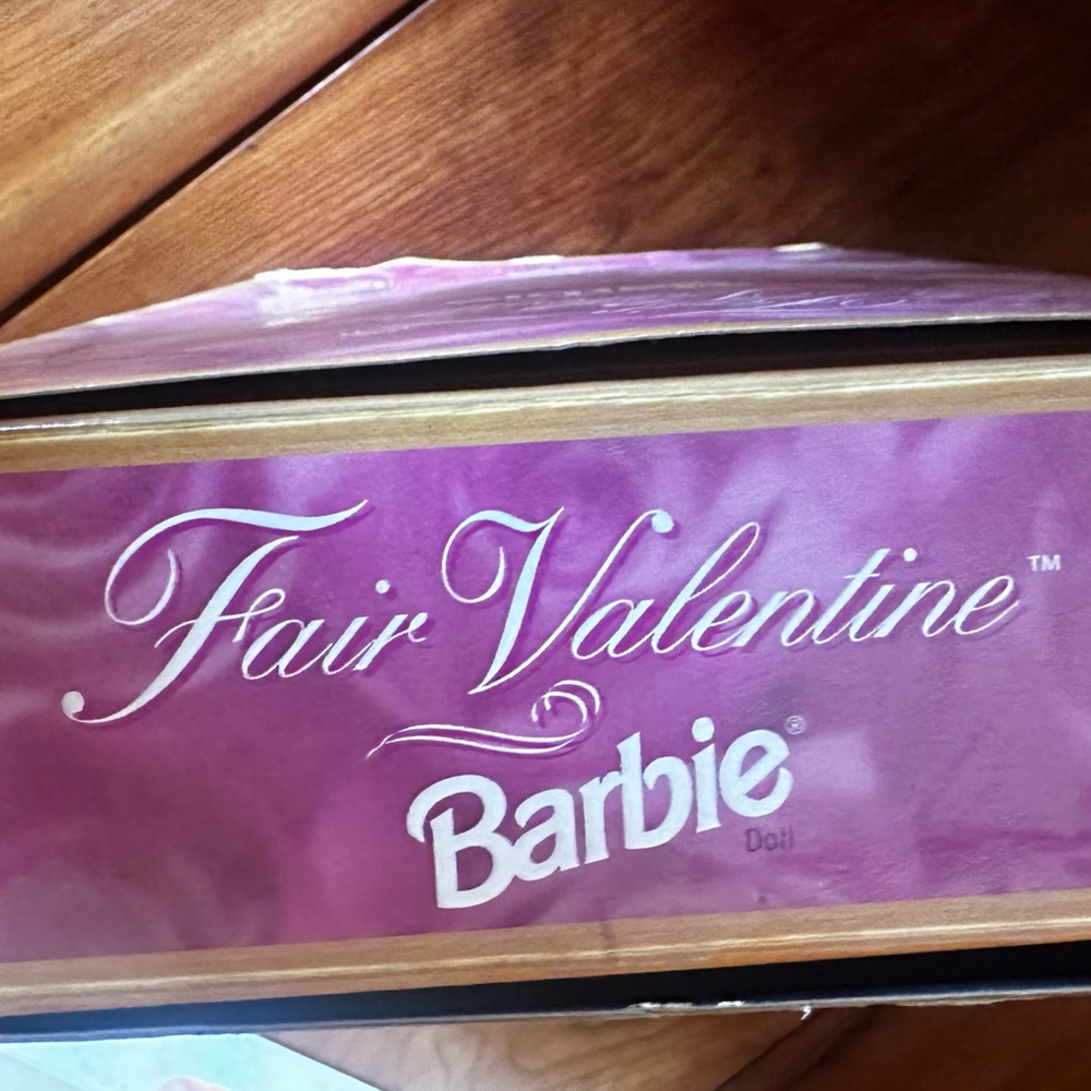 1997 Hallmark Special edition Fair Valentine Collectible Barbie - Picture 11 of 11